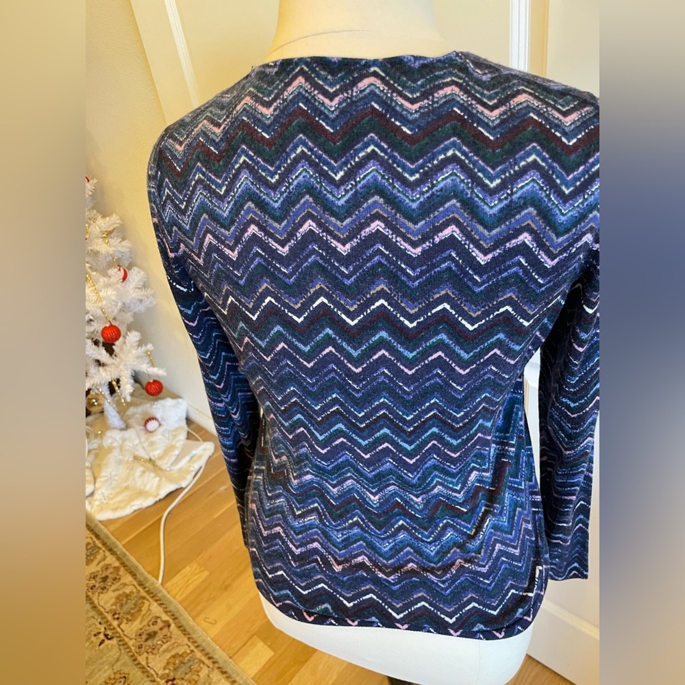 Navy and White Chevron Pattern on this 100% Merino Wool Sweater - Picture 4 of 7